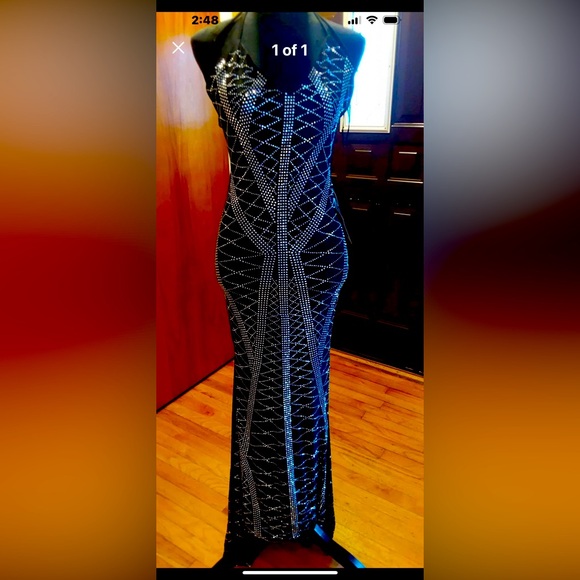 Dresses & Skirts - Maxi Dress
New